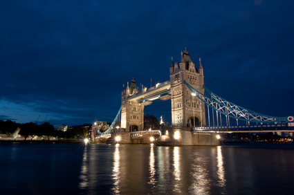 Tower Bridge de noche (London).